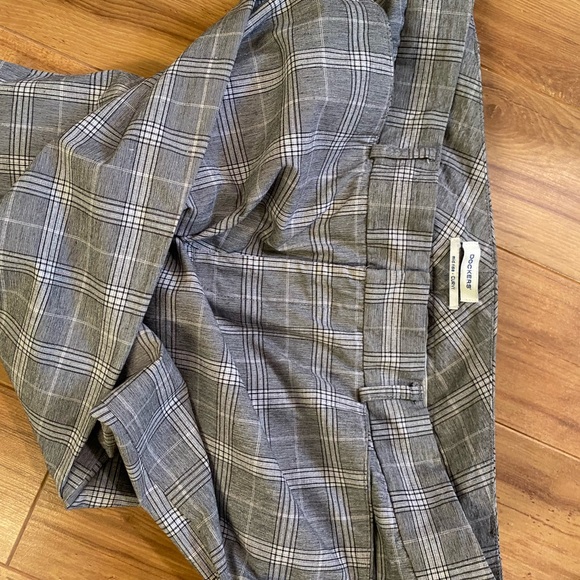 Woman’s black and white plaid wide leg capris. By Dockers, mid rise - curvy. - Picture 4 of 5